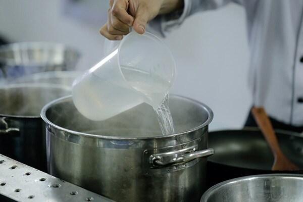 4 sai lầm khi luộc thịt khiến độc tố ngấm vào trong, chất bổ trôi ra ngoài-3