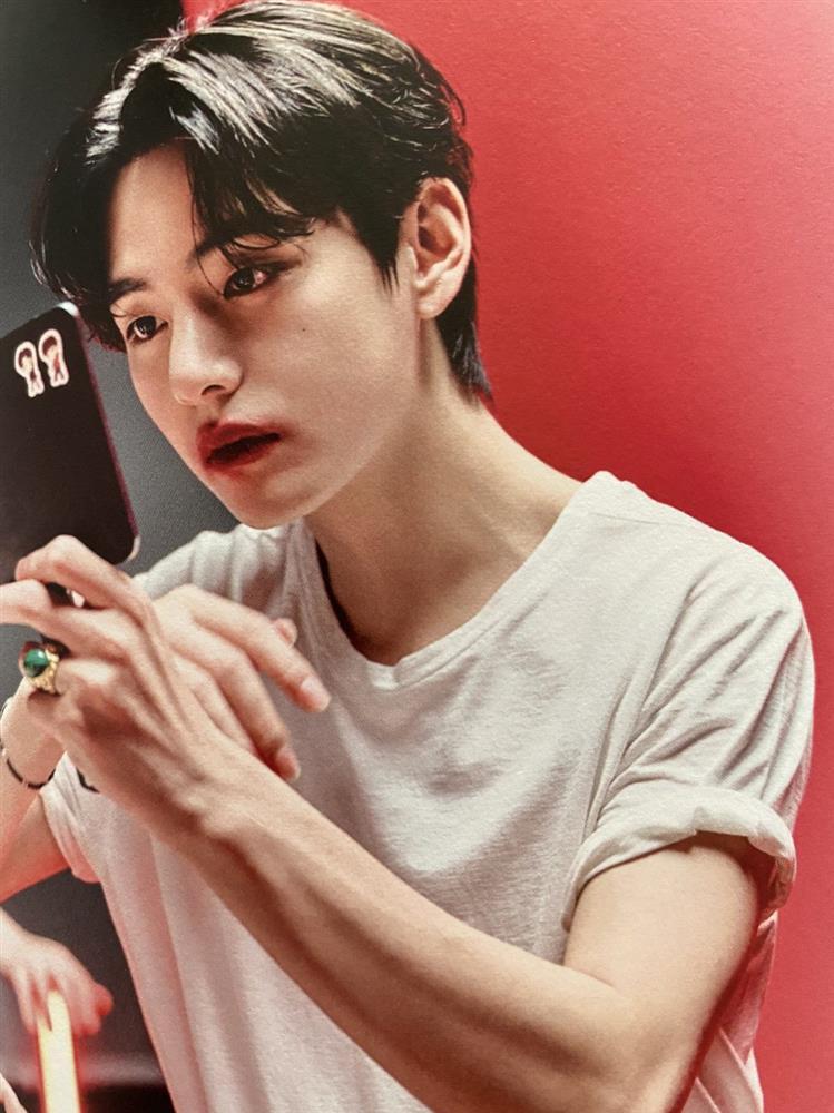 V (BTS) dung nhan khác lạ trong lớp trang điểm son đỏ đậm-2