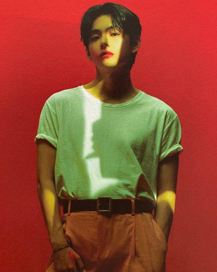 V (BTS) dung nhan khác lạ trong lớp trang điểm son đỏ đậm-4