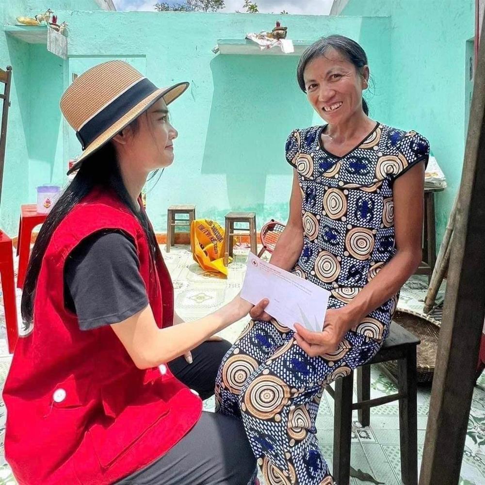 MC Phan Anh và dàn sao tới miền Trung từ thiện sau bão Noru-9