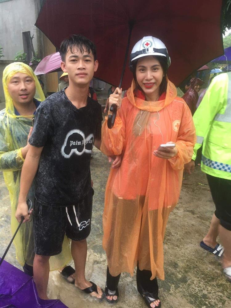 Sao Việt từ thiện bão Noru: Thủy Tiên đi dép con gái, Nhã Phương giản dị-2