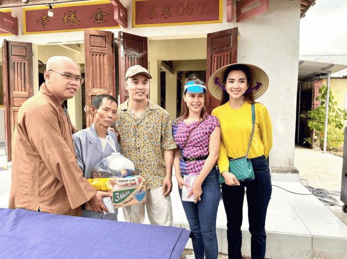 Sao Việt từ thiện bão Noru: Thủy Tiên đi dép con gái, Nhã Phương giản dị-6