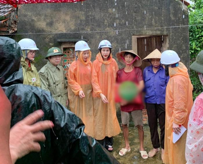 Sao Việt từ thiện bão Noru: Thủy Tiên đi dép con gái, Nhã Phương giản dị-1