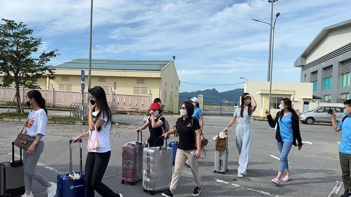 Sao Việt từ thiện bão Noru: Thủy Tiên đi dép con gái, Nhã Phương giản dị-7