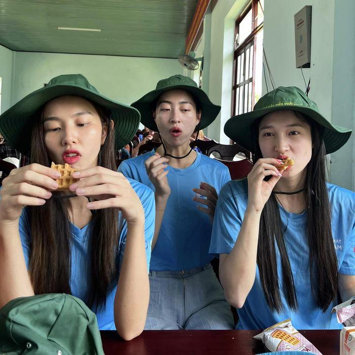 Sao Việt từ thiện bão Noru: Thủy Tiên đi dép con gái, Nhã Phương giản dị-8