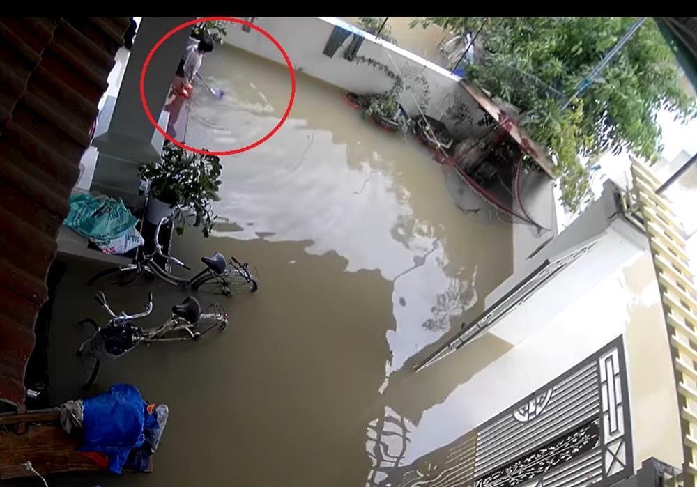 Clip: Thót tim nhìn em bé vùng vẫy khi rơi xuống nước ngập-1