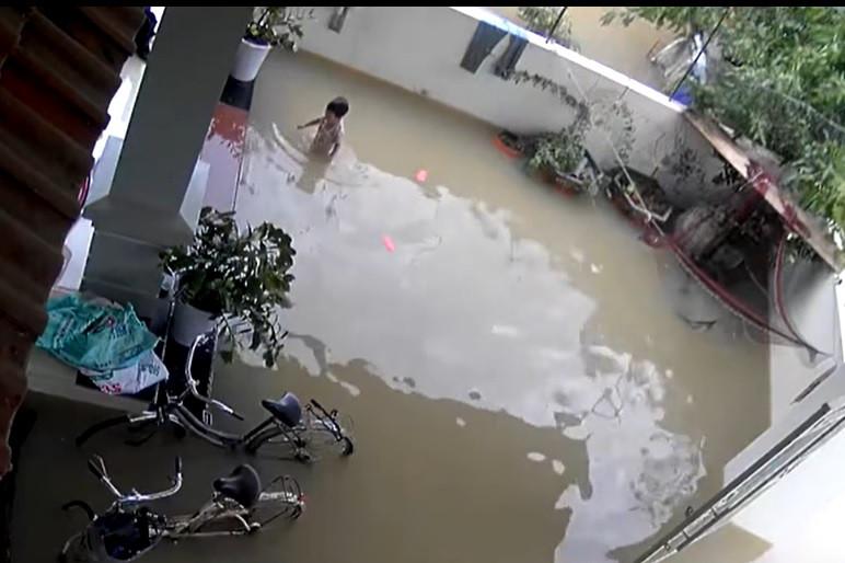 Clip: Thót tim nhìn em bé vùng vẫy khi rơi xuống nước ngập-3