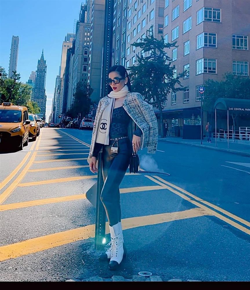 Lệ Quyên mê mệt khoe dáng với quần da bó chất chơi-1