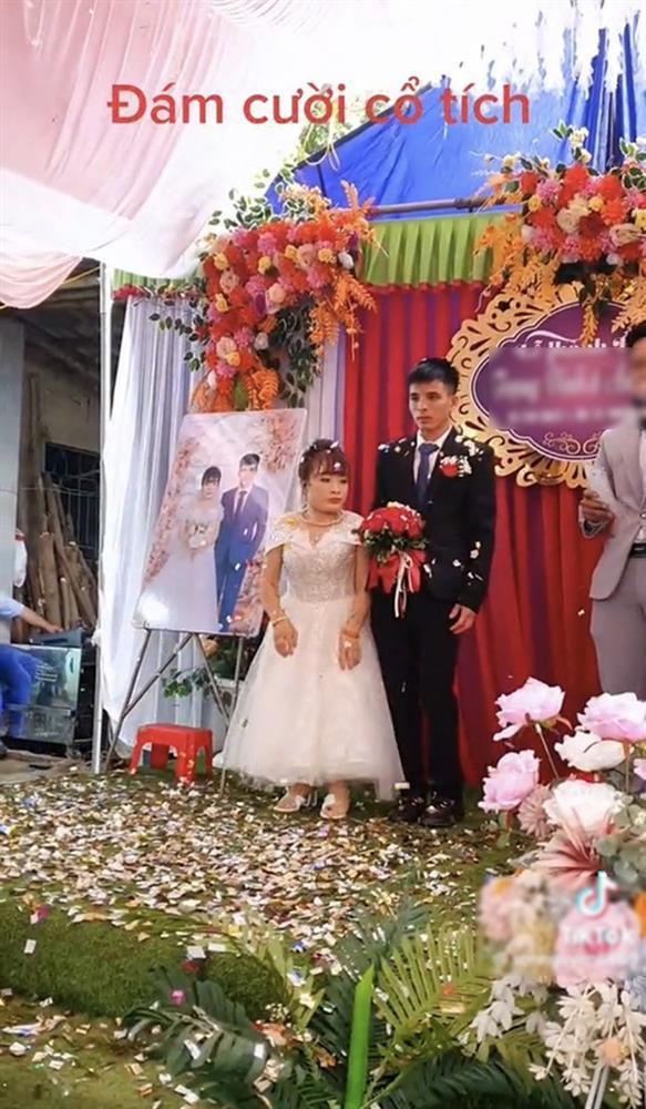 Xôn xao đám cưới cổ tích của cô dâu tí hon và chú rể điển trai-4