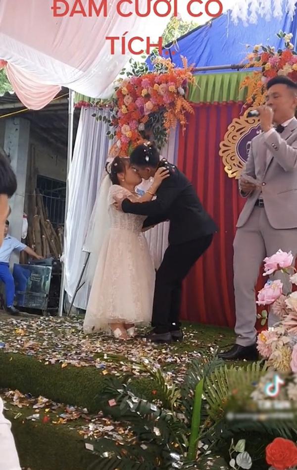 Xôn xao đám cưới cổ tích của cô dâu tí hon và chú rể điển trai-5