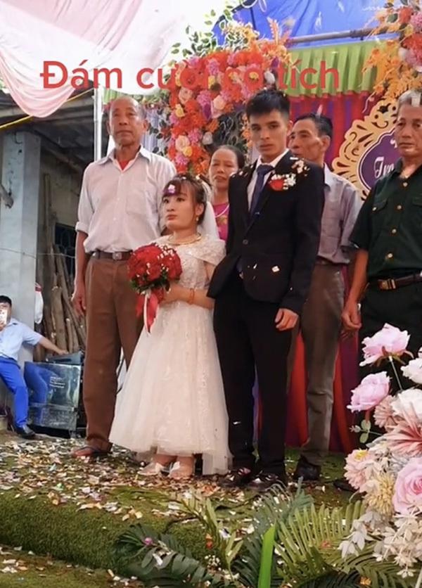 Xôn xao đám cưới cổ tích của cô dâu tí hon và chú rể điển trai-6