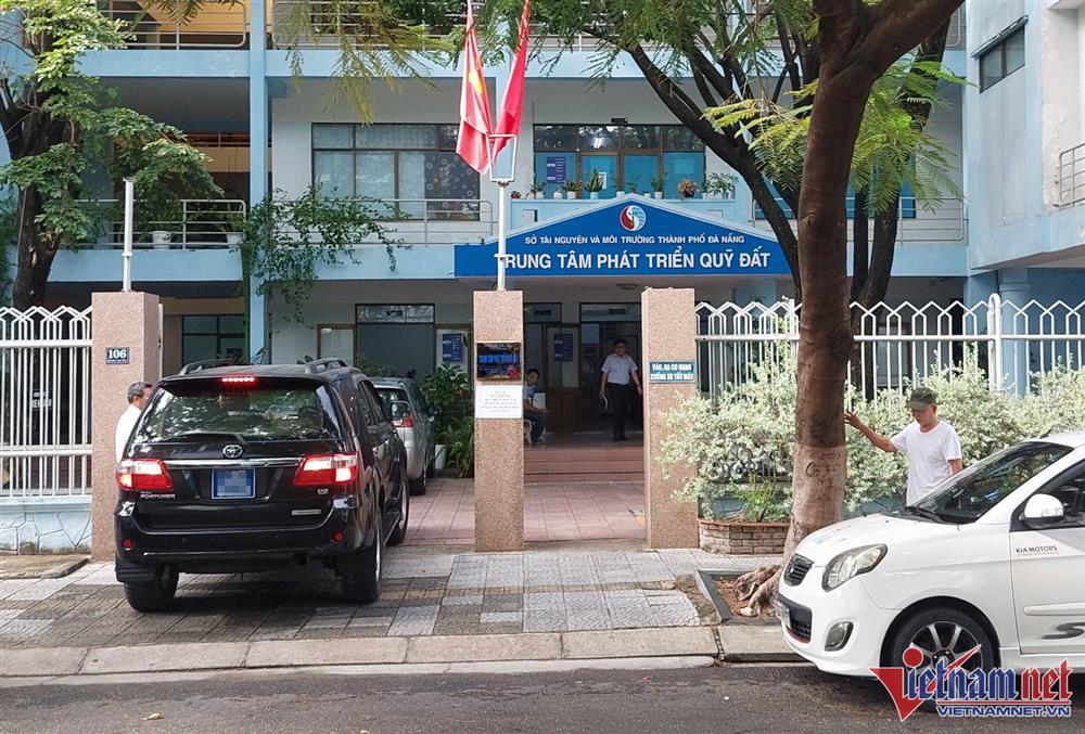 Tạm đình chỉ công tác cán bộ ném tiền tung tóe trong quán ăn-1