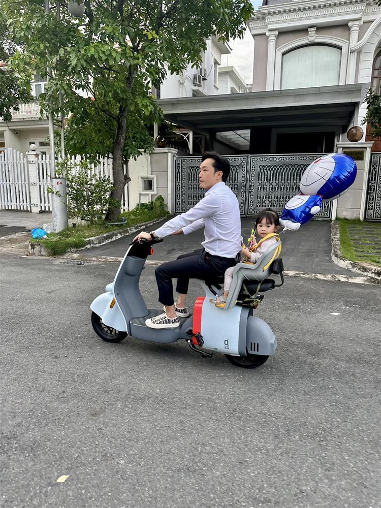 Lại bị nhắc lái xe không mũ bảo hiểm, Cường Đô La nói gì?-1