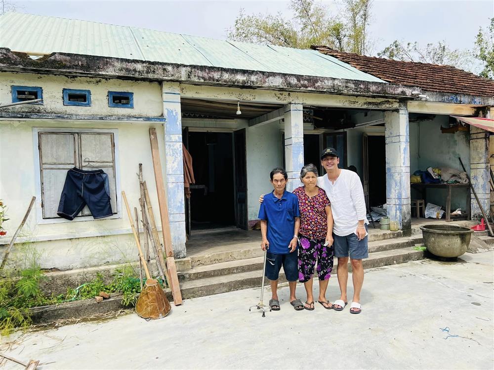 MC Phan Anh và dàn sao tới miền Trung từ thiện sau bão Noru-4