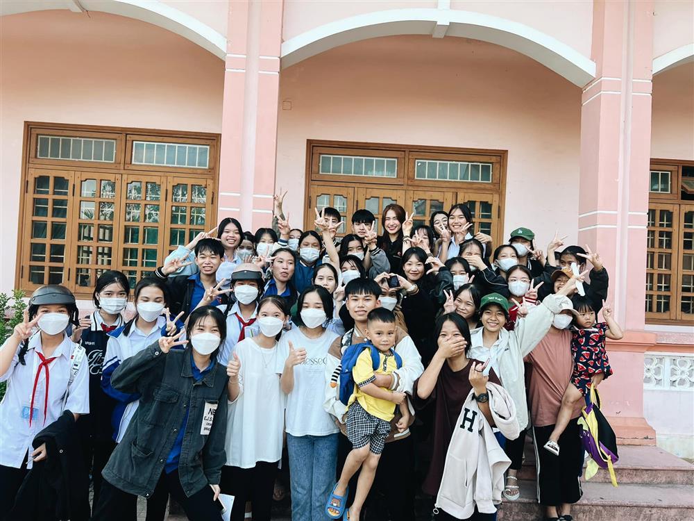 MC Phan Anh và dàn sao tới miền Trung từ thiện sau bão Noru-6