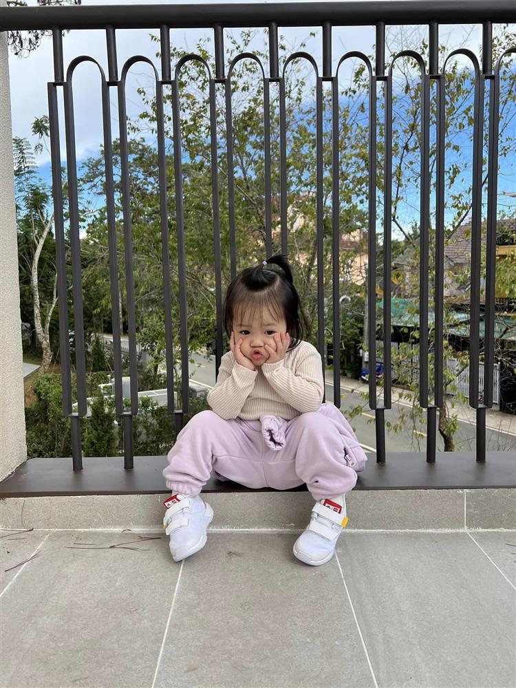 Lại bị nhắc lái xe không mũ bảo hiểm, Cường Đô La nói gì?-7