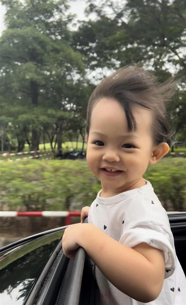 Lại bị nhắc lái xe không mũ bảo hiểm, Cường Đô La nói gì?-8