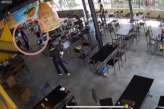 Bất ngờ lời khai của cán bộ ném tiền tung toé trong quán ăn