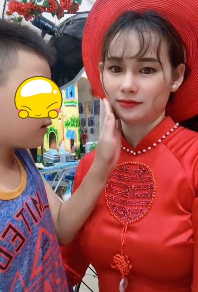 Mẹ lấy chồng mới, bé trai hát mừng, bày tỏ tình yêu thương-1