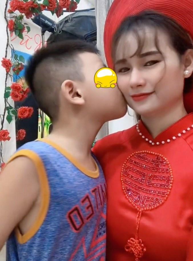 Mẹ lấy chồng mới, bé trai hát mừng, bày tỏ tình yêu thương-2