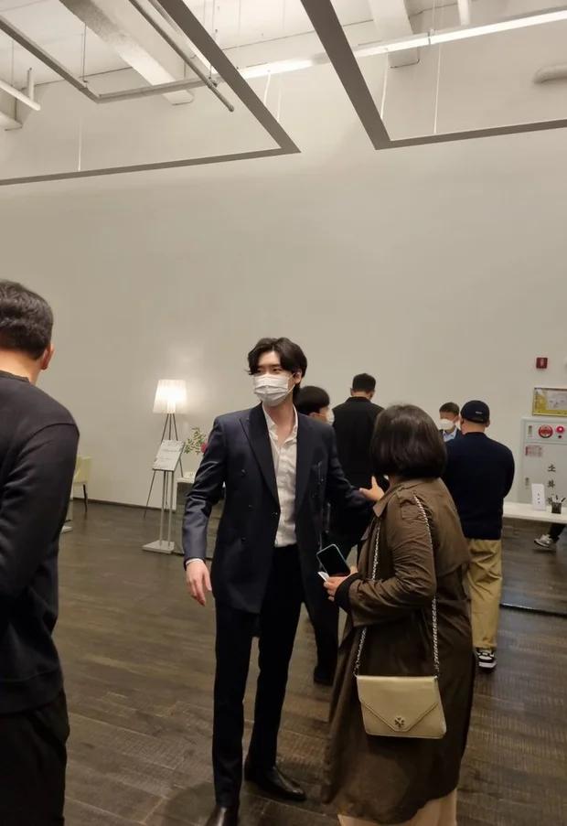 IU bất ngờ đến hát mừng đám cưới em trai Lee Jong Suk, cả hai có quan hệ gì đây?-1