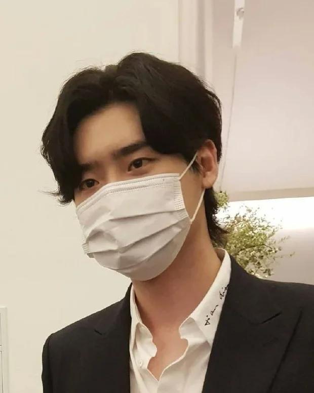 IU bất ngờ đến hát mừng đám cưới em trai Lee Jong Suk, cả hai có quan hệ gì đây?-2