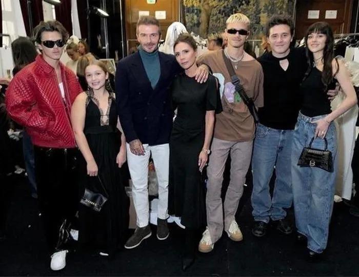 Victoria Beckham bị chê vì để con gái Harper mặc váy quá tuổi-1