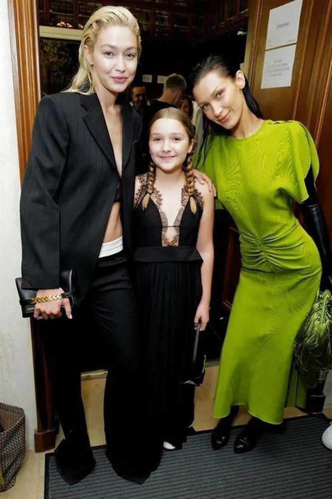 Victoria Beckham bị chê vì để con gái Harper mặc váy quá tuổi-2