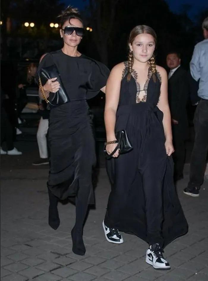 Victoria Beckham bị chê vì để con gái Harper mặc váy quá tuổi-3