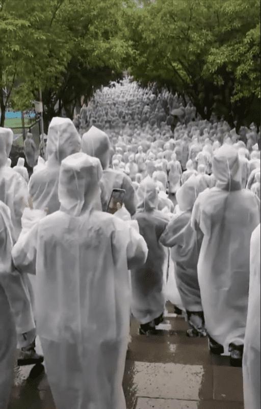 Học sinh mặc đồng phục áo mưa, hú hồn tưởng đi dự tang lễ tập thể-2