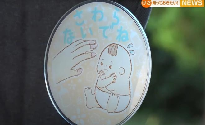 Mẹ ở Nhật treo biển cấm chạm vì người lạ tự ý hôn, nựng con mình-2