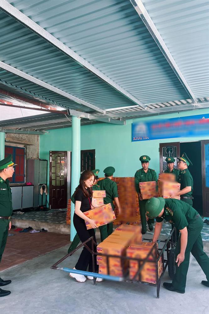 Mọi khi ô tô tiền tỉ, Hoà Minzy cưỡi hai bánh vẫn chất-2