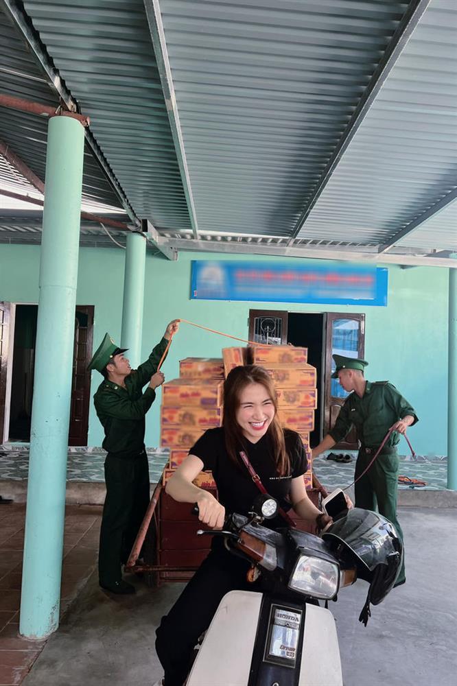 Mọi khi ô tô tiền tỉ, Hoà Minzy cưỡi hai bánh vẫn chất-3