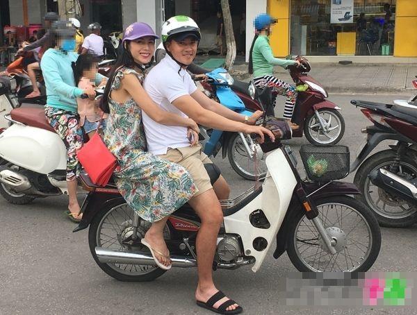 Mọi khi ô tô tiền tỉ, Hoà Minzy cưỡi hai bánh vẫn chất-8