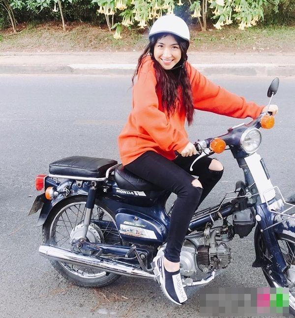 Mọi khi ô tô tiền tỉ, Hoà Minzy cưỡi hai bánh vẫn chất-5