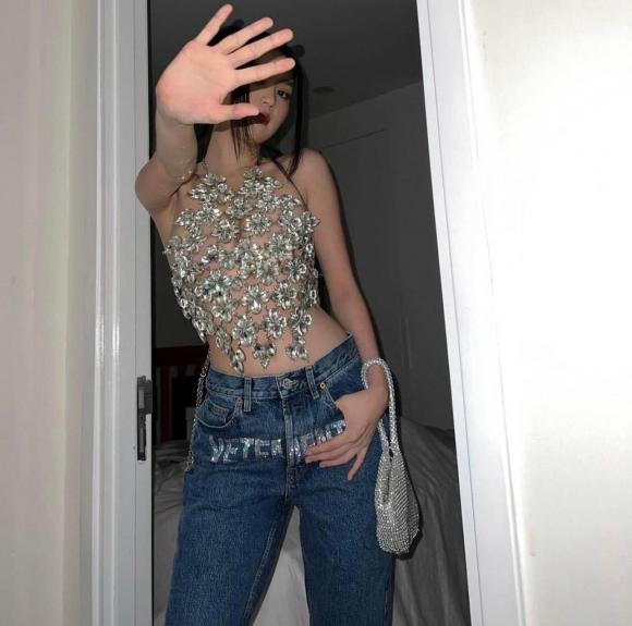 Diện áo trong suốt kết từ đá: Tiểu Vy tinh tế - Ngọc Trinh mất điểm-7