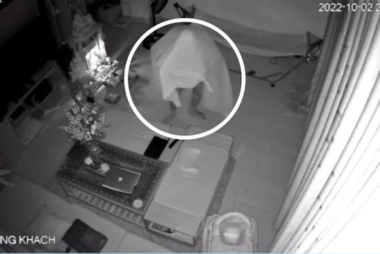 Trộm ngụy trang như bóng ma, vào khoắng sạch tài sản