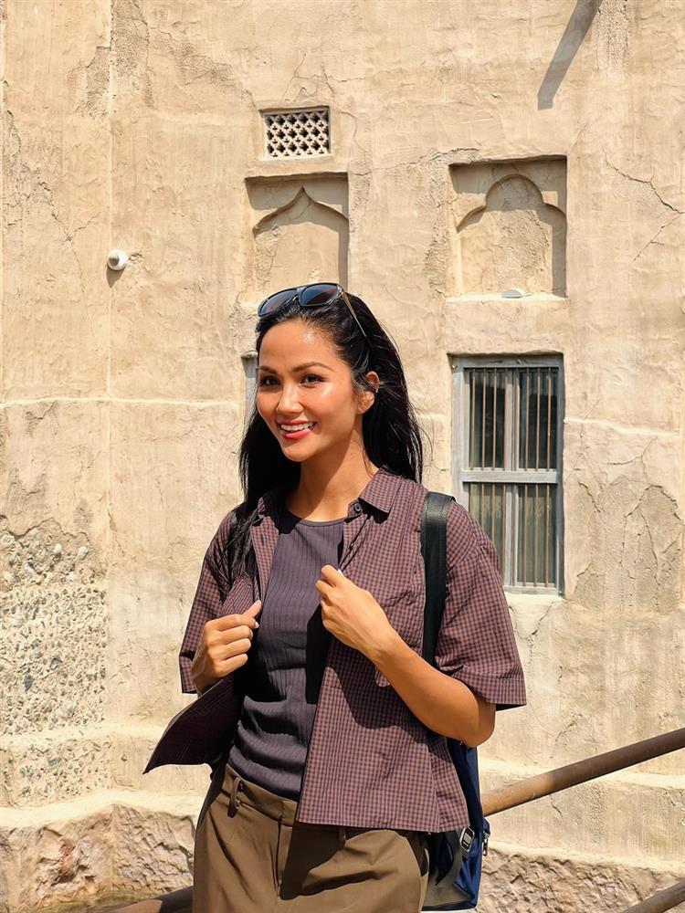 HHen Niê dát hàng hiệu sành điệu công tác Philippines-5