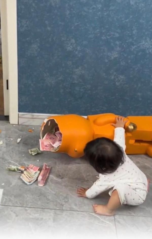 Làm vỡ bức tượng đắt tiền, con gái giúp mẹ phát hiện bí mật của bố-3