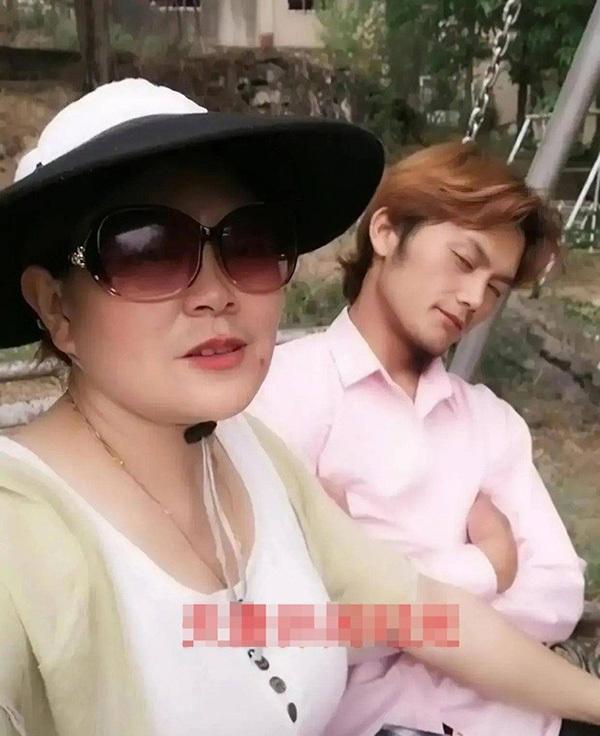 Xôn xao chuyện tình chàng trai 22 tuổi cưới bà cô U60-2