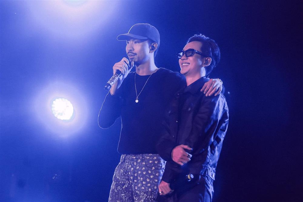 JustaTee đi giày độn vẫn bé tí khi đứng cạnh Tóc Tiên, Đen Vâu-6