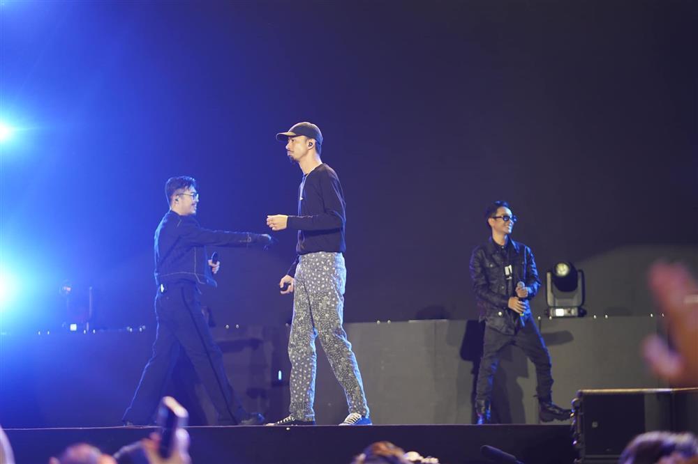 JustaTee đi giày độn vẫn bé tí khi đứng cạnh Tóc Tiên, Đen Vâu-7