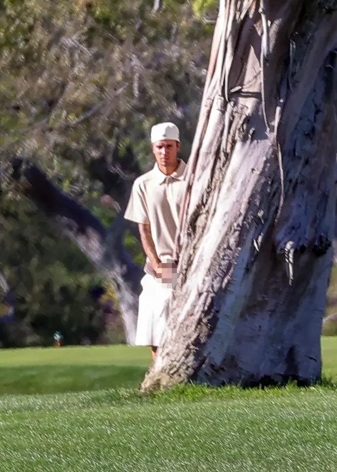 Justin Bieber bị chụp ảnh tiểu bậy trên sân golf-1
