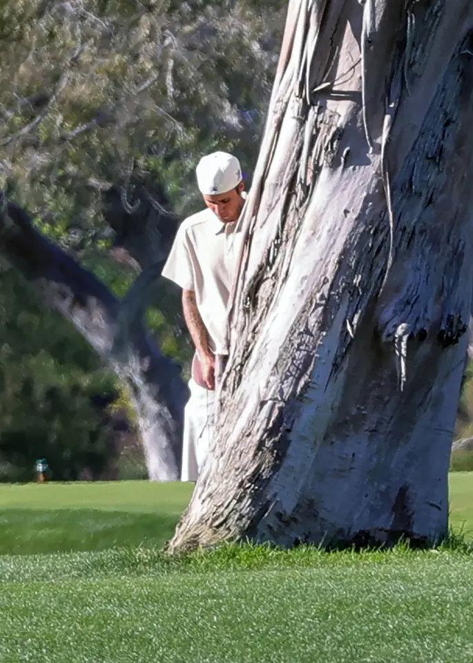 Justin Bieber bị chụp ảnh tiểu bậy trên sân golf-2
