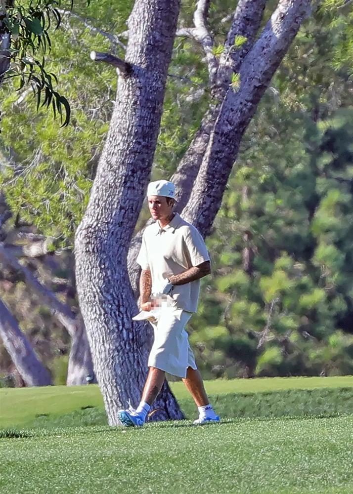 Justin Bieber bị chụp ảnh tiểu bậy trên sân golf-3