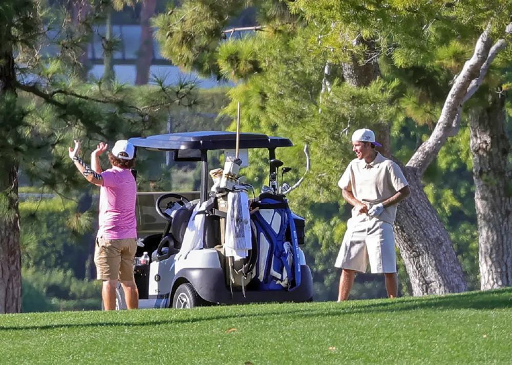 Justin Bieber bị chụp ảnh tiểu bậy trên sân golf-4