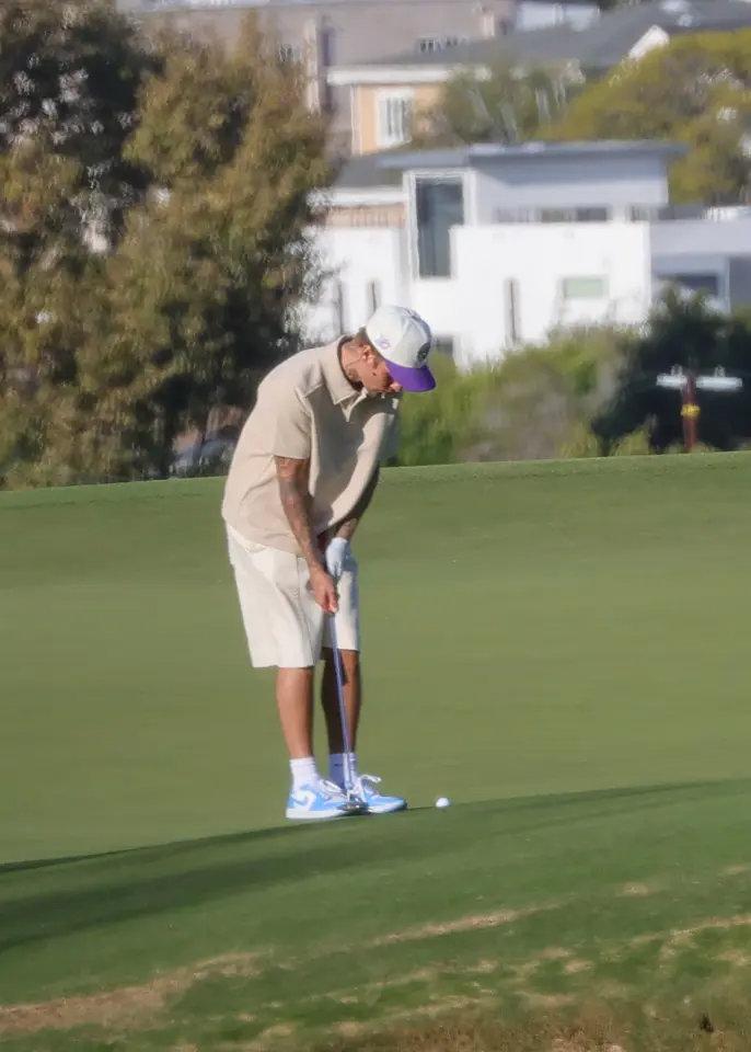 Justin Bieber bị chụp ảnh tiểu bậy trên sân golf-5