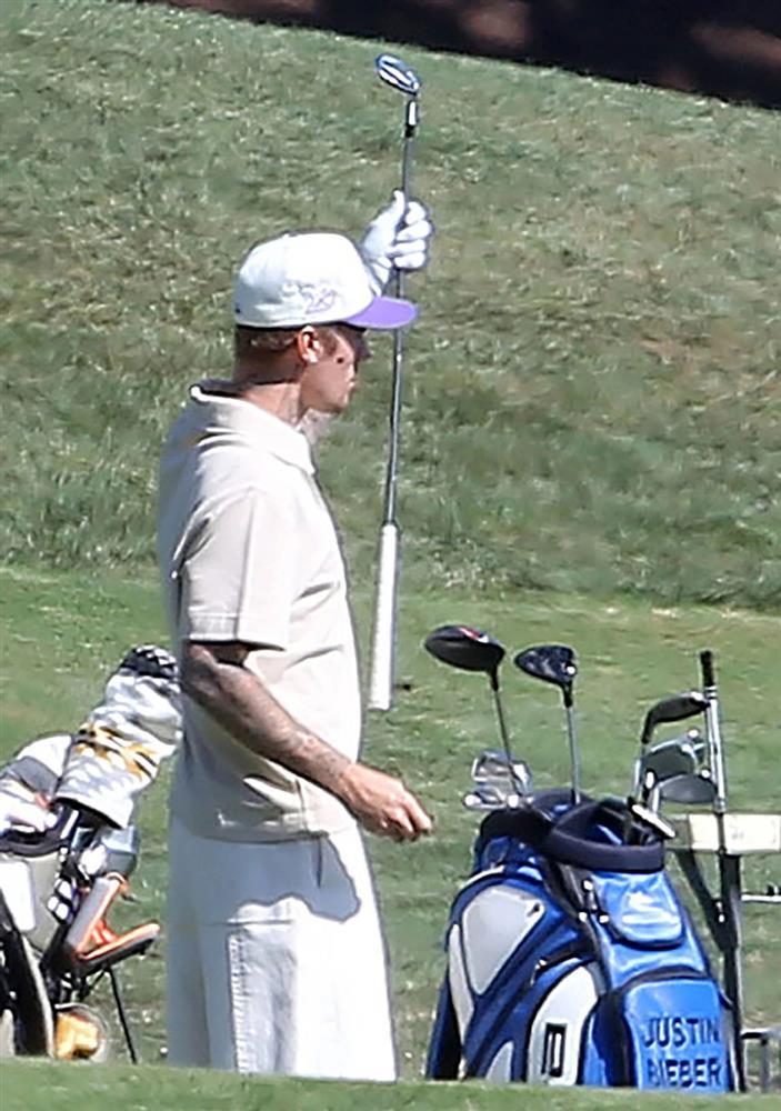 Justin Bieber bị chụp ảnh tiểu bậy trên sân golf-6