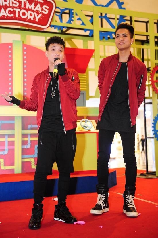 JustaTee đi giày độn vẫn bé tí khi đứng cạnh Tóc Tiên, Đen Vâu-10