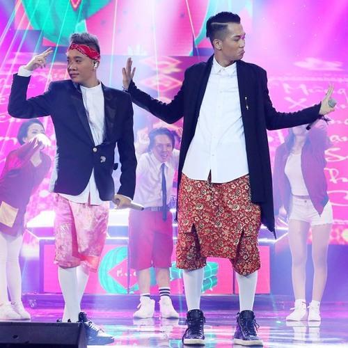 JustaTee đi giày độn vẫn bé tí khi đứng cạnh Tóc Tiên, Đen Vâu-11